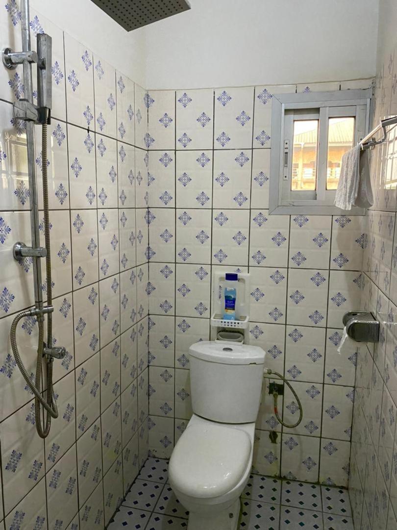 דואלה Cave Royale - Chambres-Studios-Apparts Meubles - Logpom Hopithal Des Soeurs Apres Camara Laye מראה חיצוני תמונה
