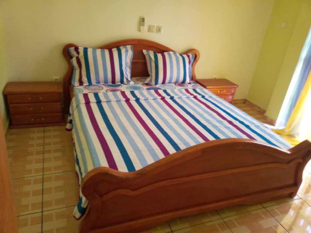 דואלה Cave Royale - Chambres-Studios-Apparts Meubles - Logpom Hopithal Des Soeurs Apres Camara Laye מראה חיצוני תמונה
